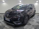 La camionnette noire est garée sur un sol en damier dans un garage.