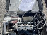 une boîte contenant un moteur et quelques fils