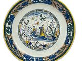 une assiette bleue et blanche représentant un bateau