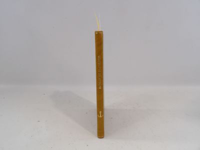 une image représentant une bougie allumée posée sur une surface blanche