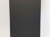 le dos d'un livre noir sur fond blanc