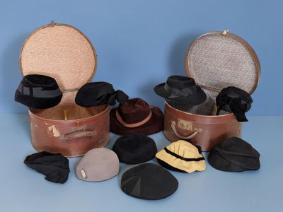 il y a de nombreux chapeaux différents, et ces chapeaux se trouvent dans un seau