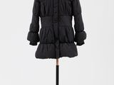 un manteau noir posé sur un mannequin, sur fond blanc