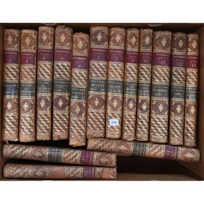 une boîte remplie de vieux livres empilés les uns sur les autres