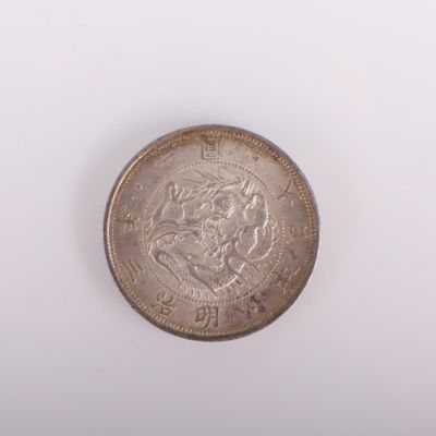 gros plan d'une pièce d'argent sur une surface blanche