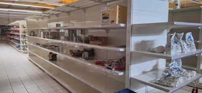 de nombreuses étagères dans le magasin sur lesquelles sont disposés des articles