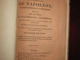 un livre ouvert sur une table, sur lequel est posé un étiquette