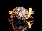 une image représentant une bague en or sertie d'un cristal transparent