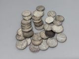 une pile de pièces d'argent sur une table