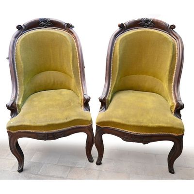 une paire de chaises anciennes avec un revêtement jaune, revêtement jaune, revêtement jaune, revêtement jaune, revêtement jaune, revêtement jaune, revêtement jaune, revêtement jaune, revêtement