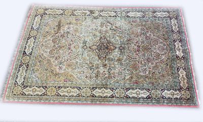 tapis oriental orné d'un motif en médaillon sur fond blanc