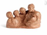 figurine représentant un groupe de personnes assises sur une surface blanche