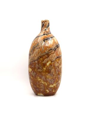 une photo d'un vase marron et blanc posé sur une surface blanche
