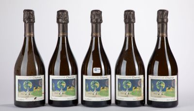 six bouteilles de vin sont alignées dans une rangée