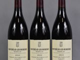 trois bouteilles de vin posées sur une table l'une à côté de l'autre