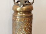 une lampe posée sur une table et munie d'un abat-jour