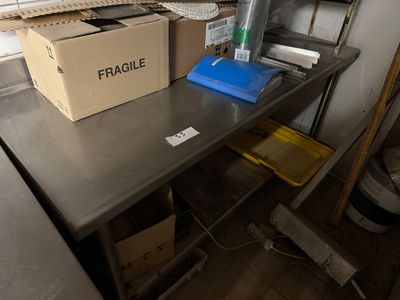 1 Table de travail en Inox à dosseret avec tablette d'entrejambe - L 1 - Photo 1