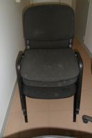4 chaises en tissu noir pieds métal dont 1 en mauvais état, … (photo 2)