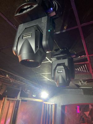 deux lampes suspendues au plafond de la pièce