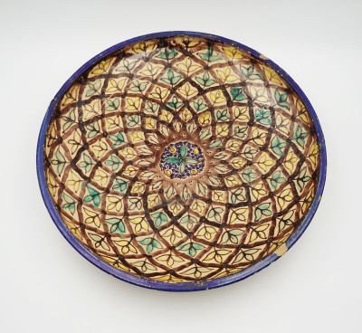 une assiette bleue et jaune ornée d'un motif