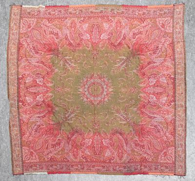 un tapis rouge et vert orné d'un motif floral