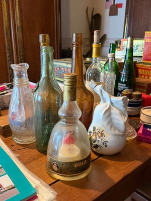 une table en bois sur laquelle sont posées plusieurs bouteilles