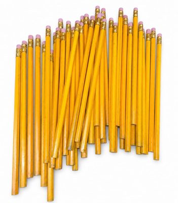 une pile de crayons jaunes est alignée en rang