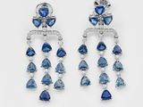 une paire de boucles d'oreilles en saphir et diamant