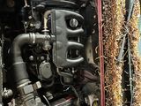 une image représentant un moteur de voiture avec tout un tas de fils