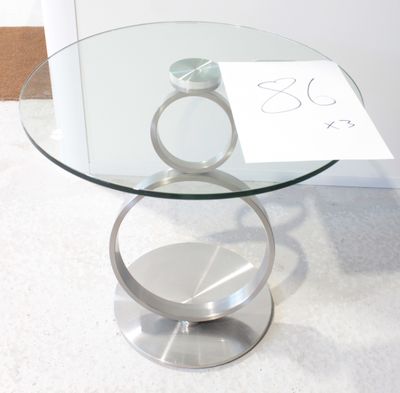 une table en verre sur laquelle se trouve un anneau