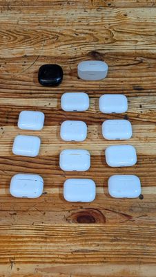une table en bois sur laquelle se trouvent plusieurs objets blancs et noirs