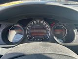 un gros plan du tableau de bord d'une voiture, avec un compteur de vitesse et des jauges