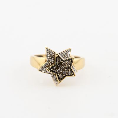 une bague en forme d'étoile en or et diamants