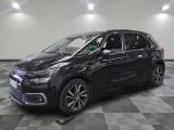 une citrole noire garée sur un sol en damier dans un garage