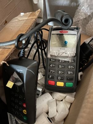 un terminal de paiement filaire INGENICO avec son pin pad, n…