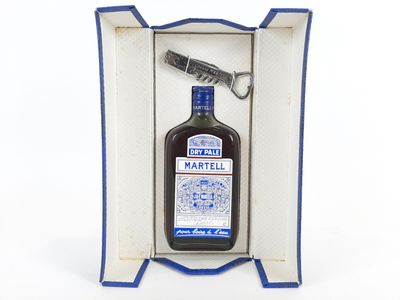 une bouteille d'alcool dans un coffret orné d'un porte-clés