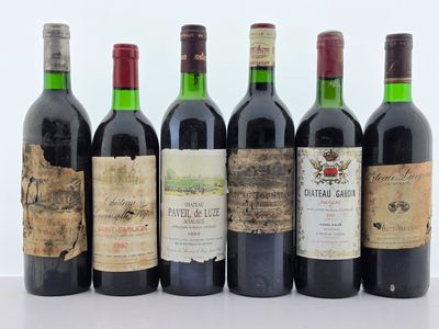 plusieurs bouteilles de vin sont alignées sur une table