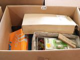 une boîte en carton remplie d'objets hétéroclites sur une table