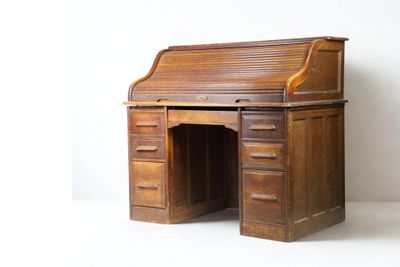 un bureau en bois muni de tiroirs et d'un tiroir situé en dessous