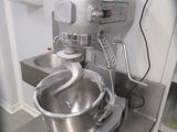 un mixeur posé sur une table en métal dans une cuisine