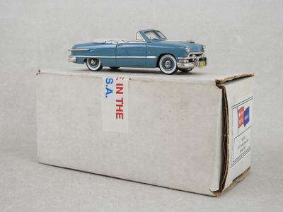 une voiture jouet posée sur une boîte