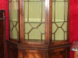 une armoire d'angle placée dans un coin de la pièce
