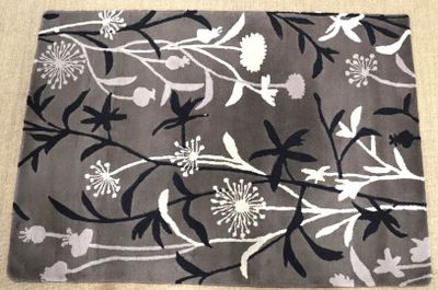 TAPIS MODERNE , XXème Tapis tufté, à décor de fleurs blanche…