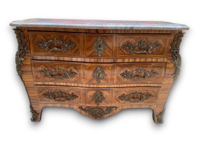 une commode en bois avec un plateau en marbre