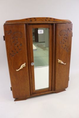 une armoire en bois avec un miroir intégré