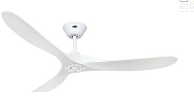 une photo d'un ventilateur de plafond blanc équipé d'une télécommande