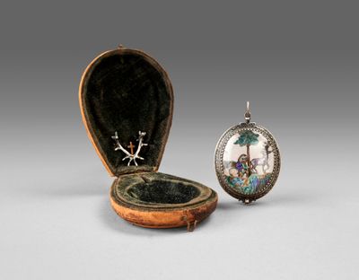 an image of a small box with a picture of a woman on it