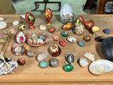 une table en bois sur laquelle sont posés de nombreux objets différents