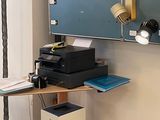 une photo d'une pièce où il y a beaucoup de travaux en cours