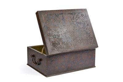 une vieille boîte en métal avec un couvercle, sur fond blanc